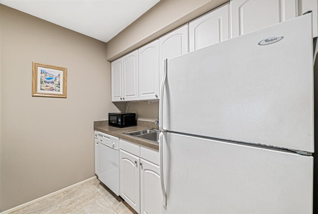 For Sale: $134,988 (1 beds, 1 baths, 660 Square Feet)