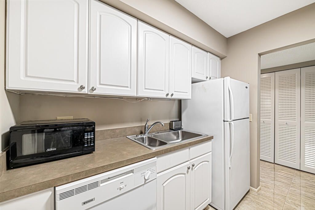 For Sale: $134,988 (1 beds, 1 baths, 660 Square Feet)