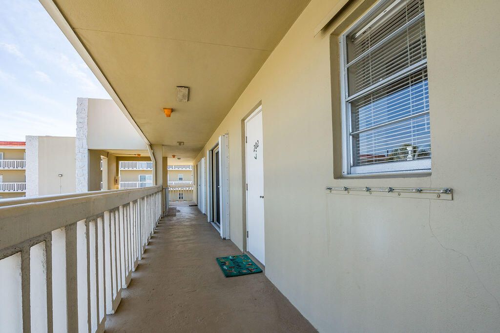 For Sale: $245,000 (2 beds, 2 baths, 886 Square Feet)