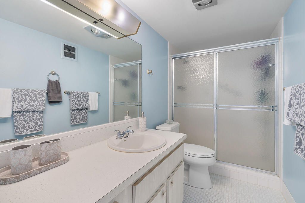 For Sale: $245,000 (2 beds, 2 baths, 886 Square Feet)