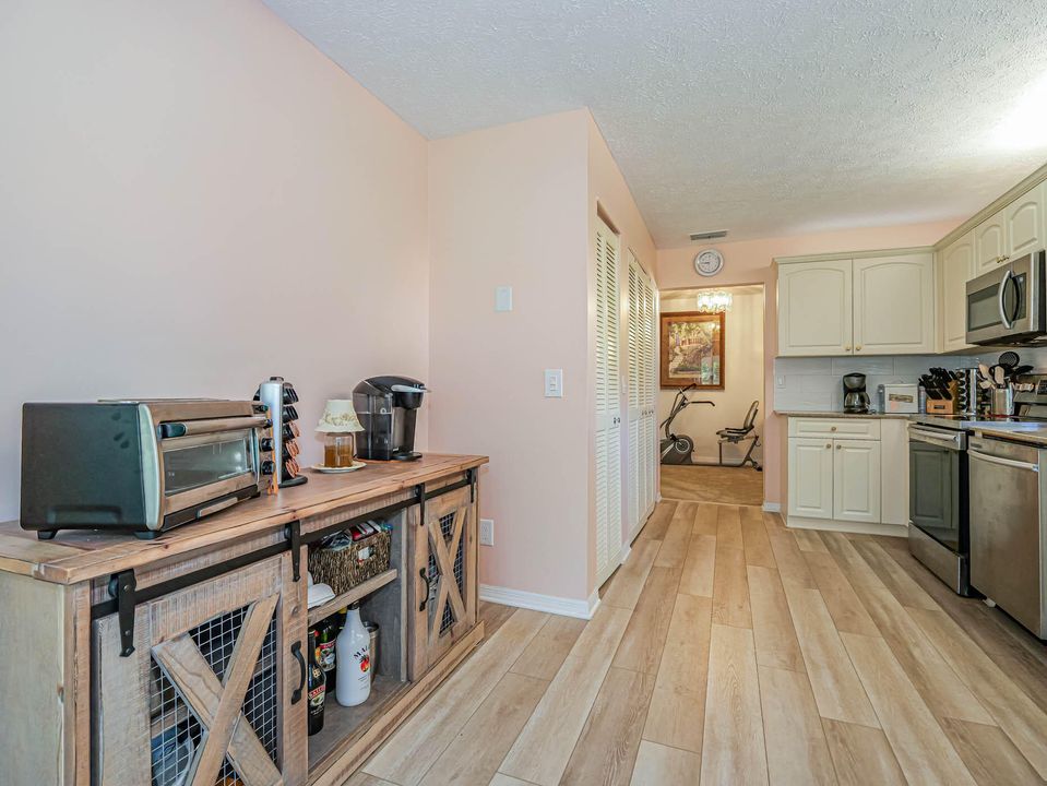 For Sale: $349,000 (2 beds, 2 baths, 1405 Square Feet)