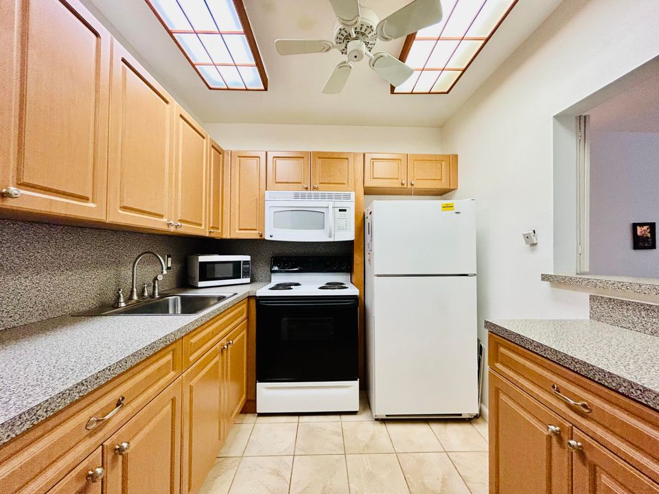 Active With Contract: $109,900 (1 beds, 1 baths, 646 Square Feet)