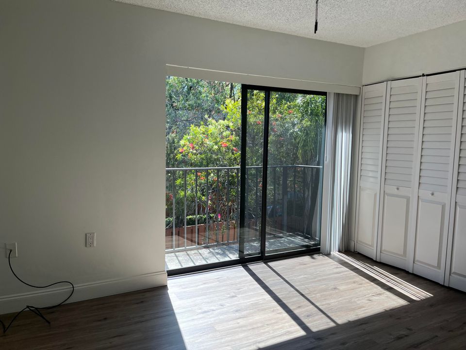Active With Contract: $2,000 (2 beds, 2 baths, 1288 Square Feet)