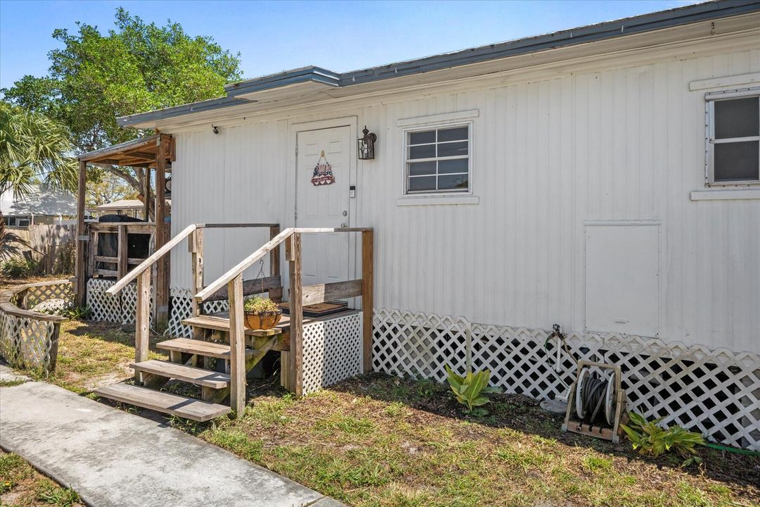 Active With Contract: $170,000 (2 beds, 1 baths, 1004 Square Feet)