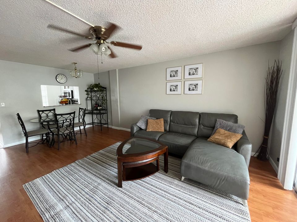 Active With Contract: $99,900 (1 beds, 1 baths, 705 Square Feet)
