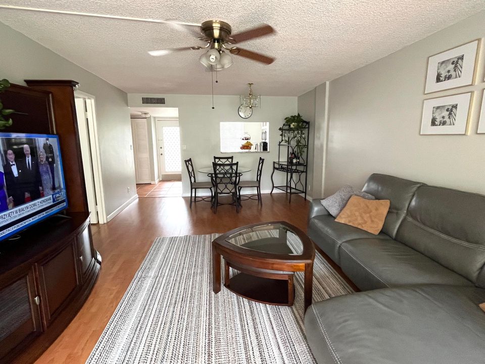 Active With Contract: $99,900 (1 beds, 1 baths, 705 Square Feet)