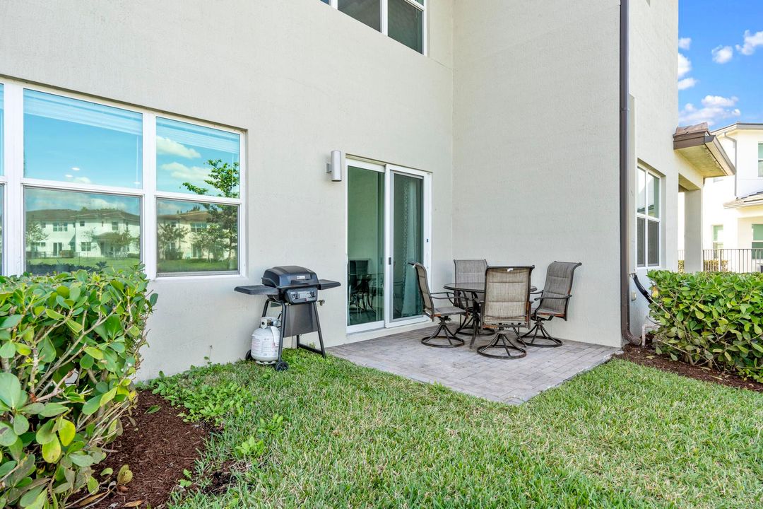 Active With Contract: $3,500 (3 beds, 2 baths, 1931 Square Feet)