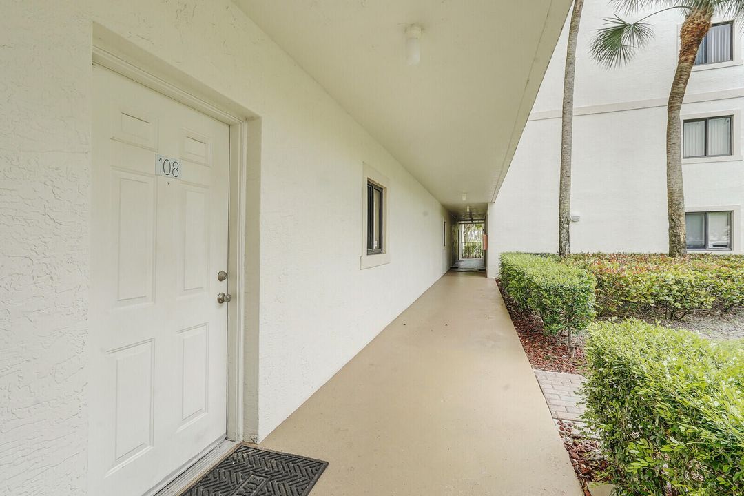 For Sale: $359,900 (2 beds, 2 baths, 1211 Square Feet)