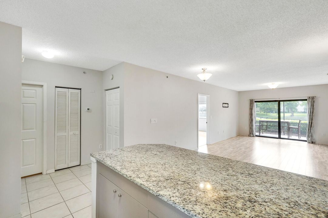 For Sale: $359,900 (2 beds, 2 baths, 1211 Square Feet)