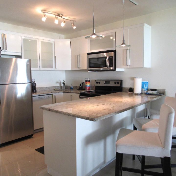Active With Contract: $190,000 (1 beds, 1 baths, 700 Square Feet)