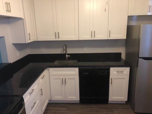 For Rent: $2,000 (1 beds, 2 baths, 924 Square Feet)