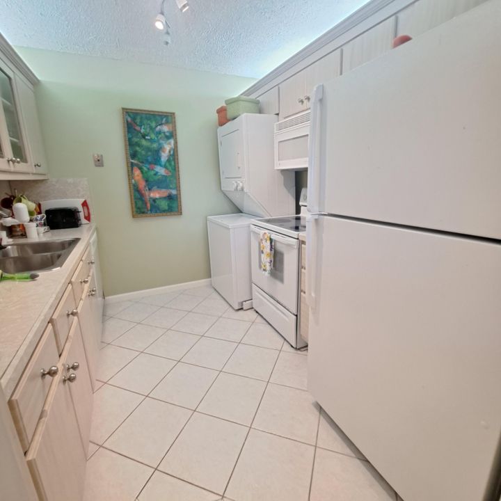 For Sale: $399,900 (2 beds, 2 baths, 1108 Square Feet)