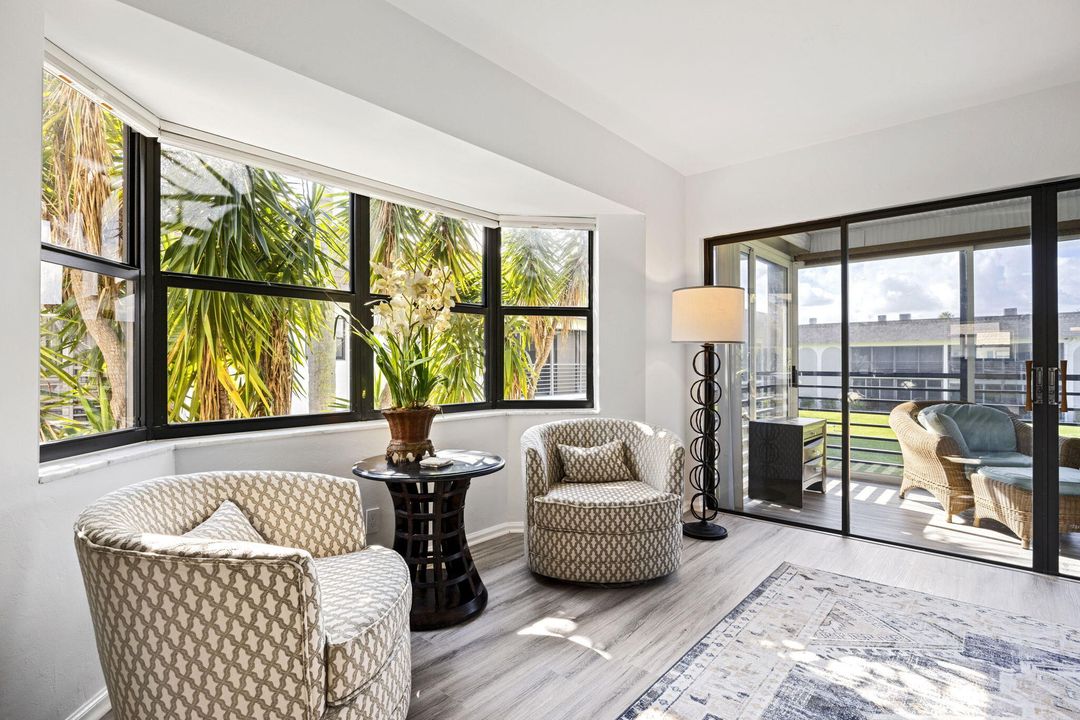 合同活跃: $6,000 (2 贝兹, 2 浴室, 1063 平方英尺)