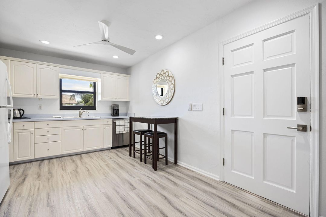 合同活跃: $6,000 (2 贝兹, 2 浴室, 1063 平方英尺)