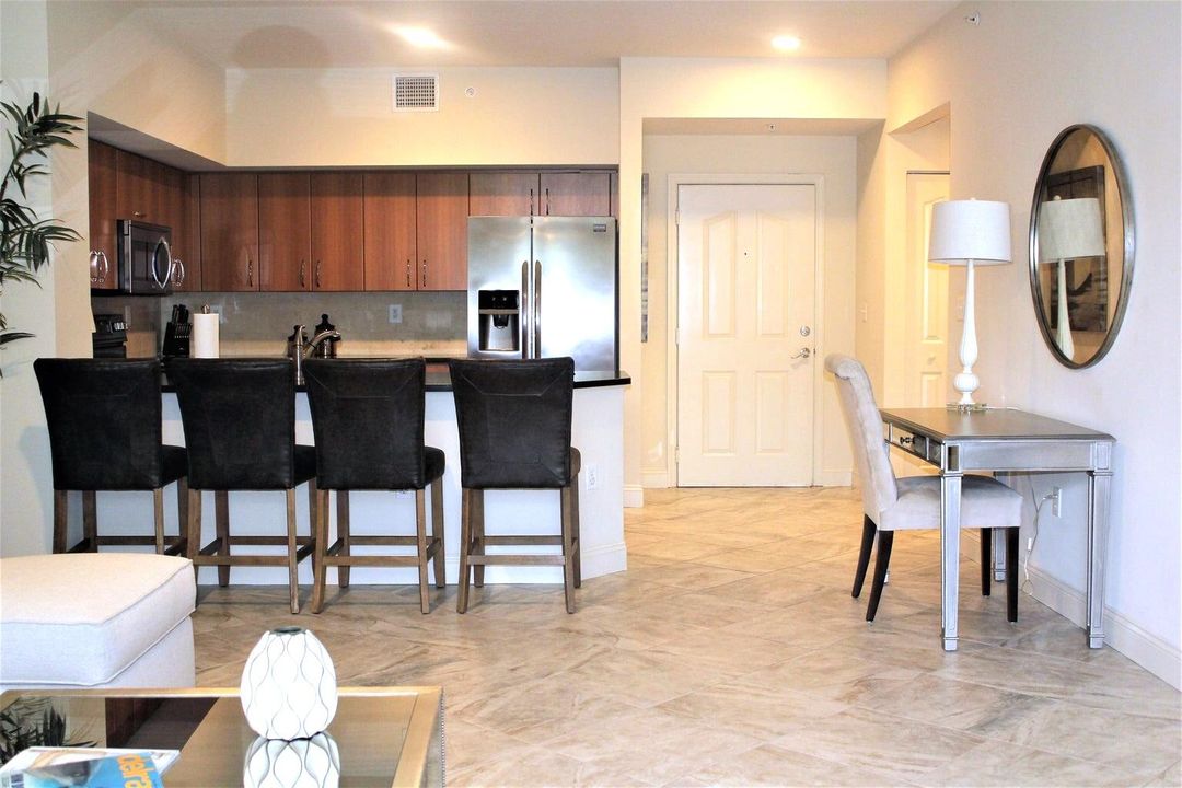 For Rent: $2,950 (1 beds, 1 baths, 895 Square Feet)