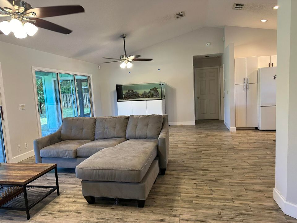 Active With Contract: $3,995 (3 beds, 2 baths, 1541 Square Feet)