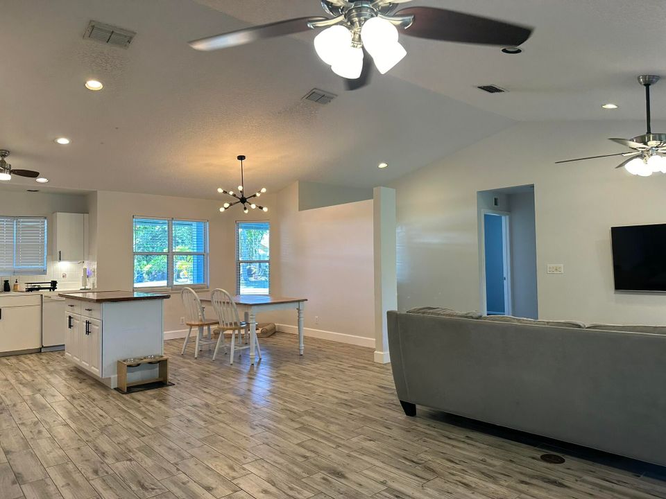Active With Contract: $3,995 (3 beds, 2 baths, 1541 Square Feet)