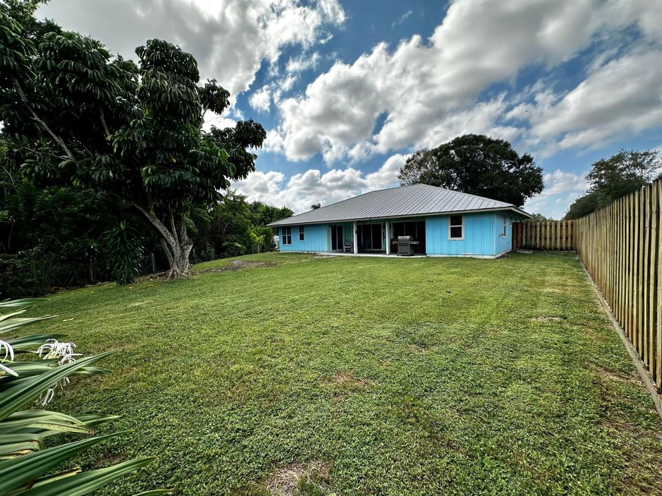 Active With Contract: $3,995 (3 beds, 2 baths, 1541 Square Feet)