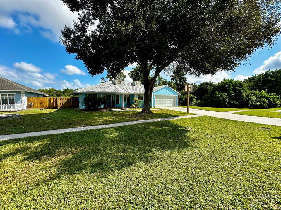 Active With Contract: $3,995 (3 beds, 2 baths, 1541 Square Feet)