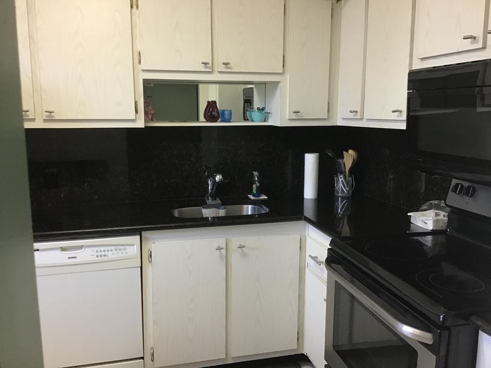 Active With Contract: $2,000 (2 beds, 2 baths, 1005 Square Feet)