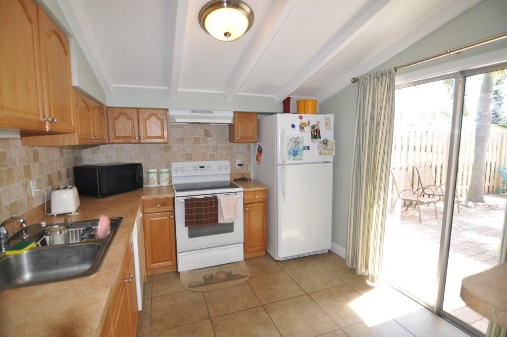 For Rent: $2,000 (2 beds, 2 baths, 1038 Square Feet)
