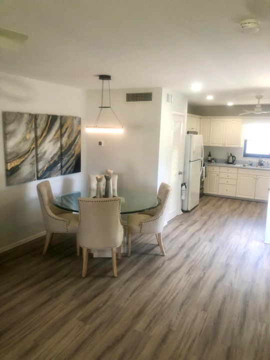 合同活跃: $6,000 (2 贝兹, 2 浴室, 1063 平方英尺)