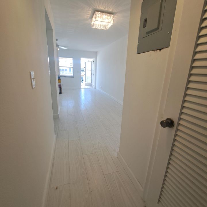 Active With Contract: $1,400 (1 beds, 1 baths, 570 Square Feet)
