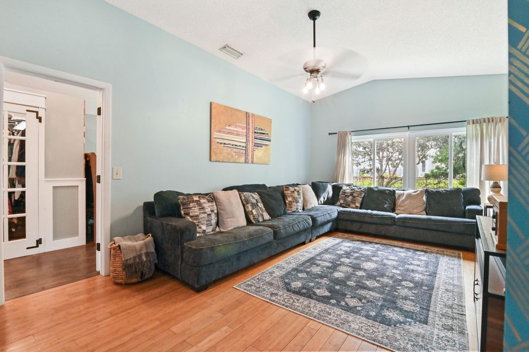Active With Contract: $385,000 (2 beds, 2 baths, 1074 Square Feet)