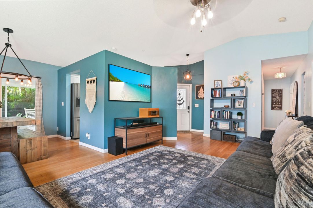 Active With Contract: $385,000 (2 beds, 2 baths, 1074 Square Feet)