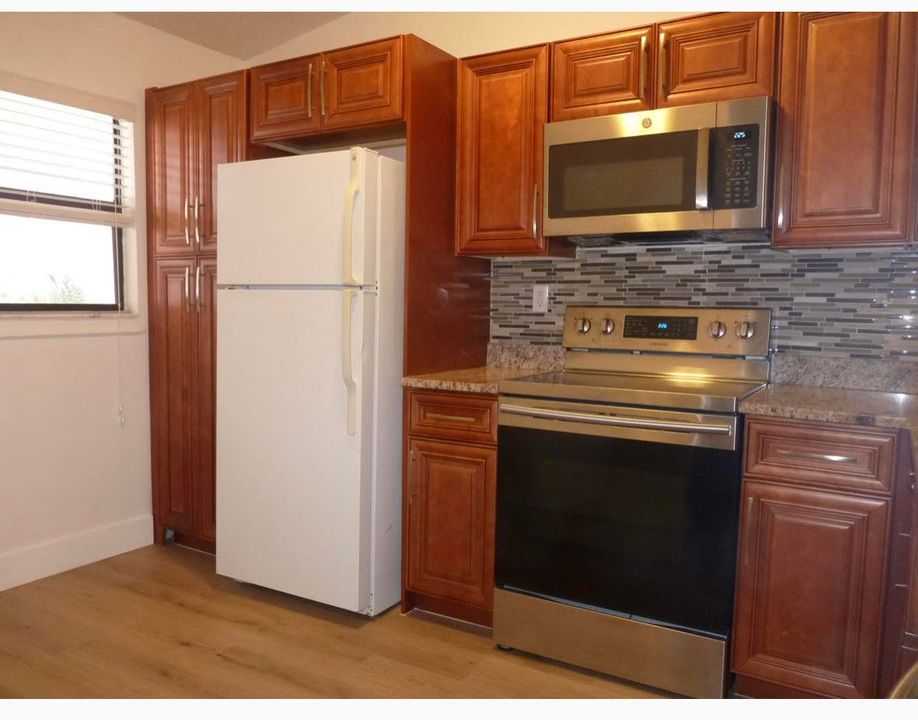 Active With Contract: $2,550 (2 beds, 2 baths, 920 Square Feet)