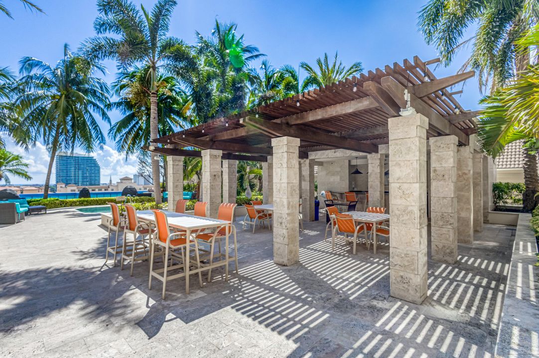 For Sale: $1,395,000 (2 beds, 2 baths, 1120 Square Feet)