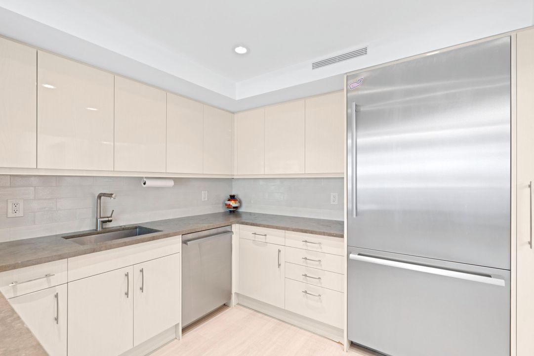 For Sale: $2,100,000 (2 beds, 2 baths, 1900 Square Feet)