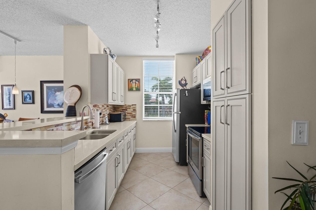 Active With Contract: $475,000 (2 beds, 2 baths, 1075 Square Feet)
