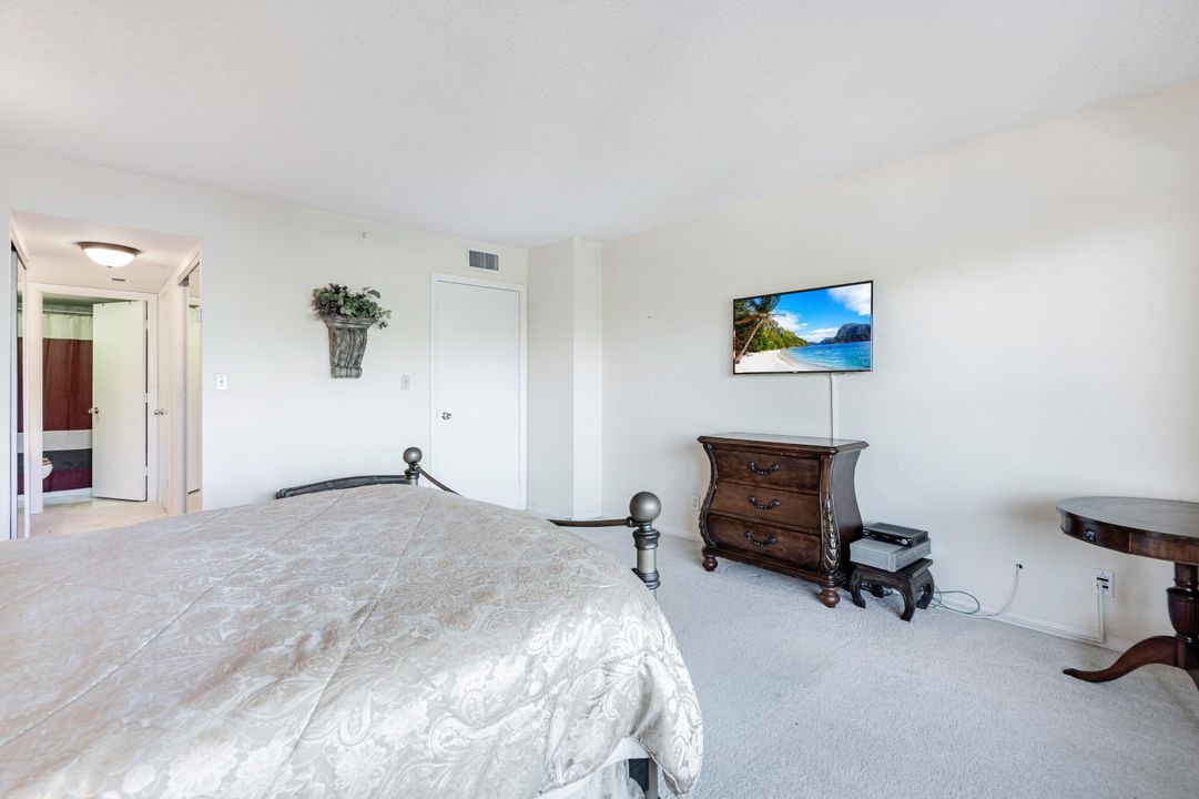 For Sale: $365,000 (1 beds, 1 baths, 855 Square Feet)