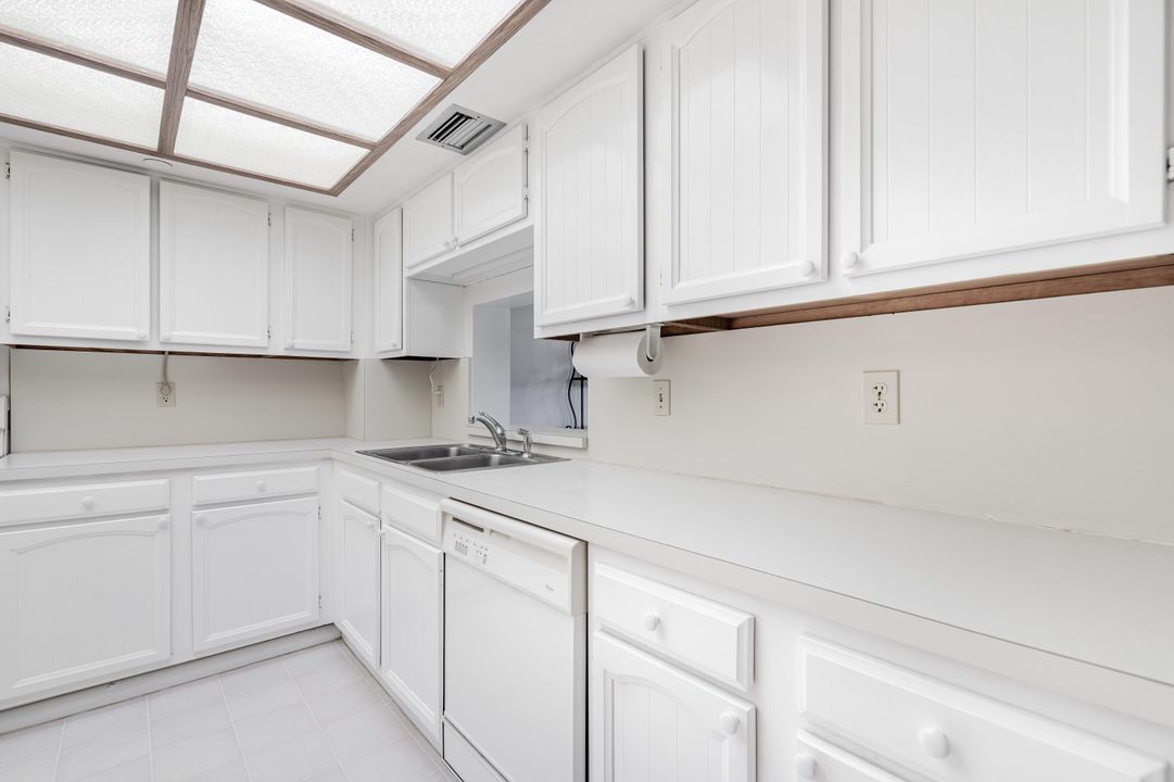 For Sale: $365,000 (1 beds, 1 baths, 855 Square Feet)