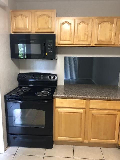 Active With Contract: $1,950 (2 beds, 1 baths, 754 Square Feet)