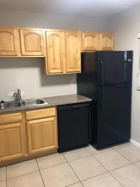 Active With Contract: $1,950 (2 beds, 1 baths, 754 Square Feet)