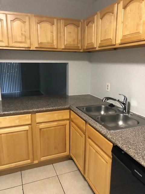 Active With Contract: $1,950 (2 beds, 1 baths, 754 Square Feet)