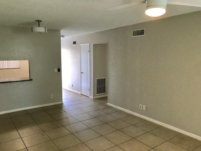 Active With Contract: $1,950 (2 beds, 1 baths, 754 Square Feet)