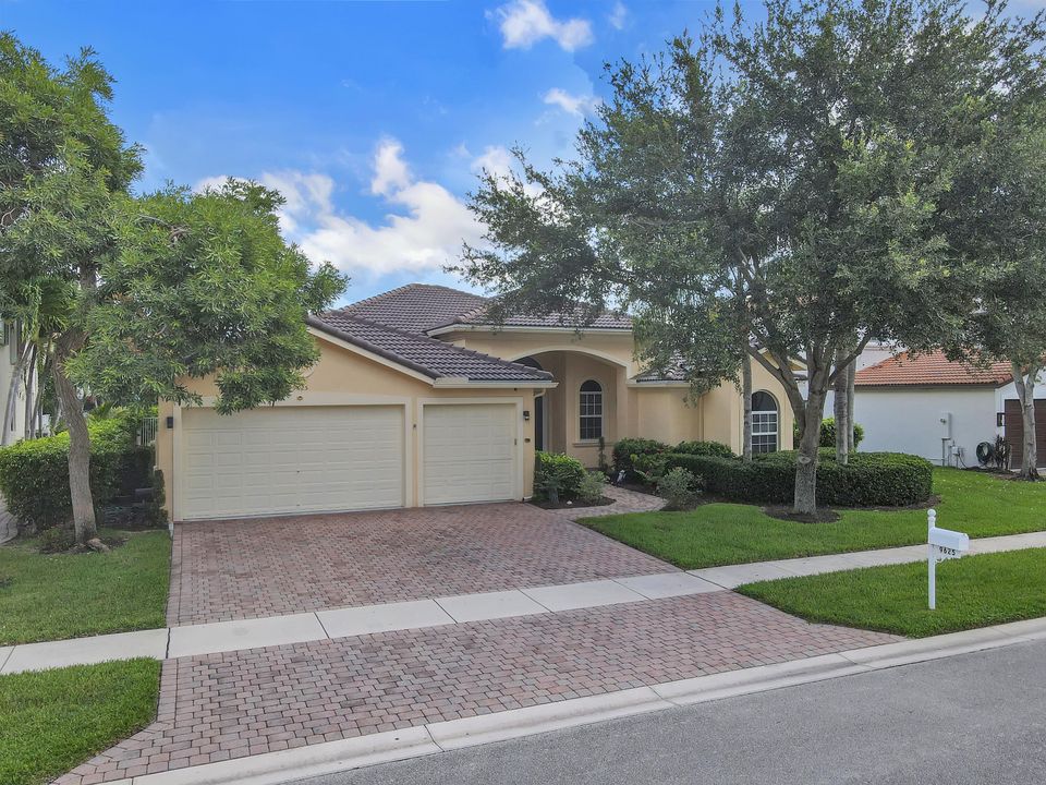 Active With Contract: $799,900 (5 beds, 3 baths, 2957 Square Feet)