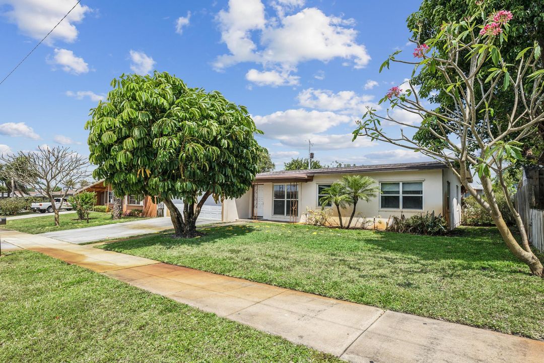 Active With Contract: $425,000 (2 beds, 2 baths, 1005 Square Feet)