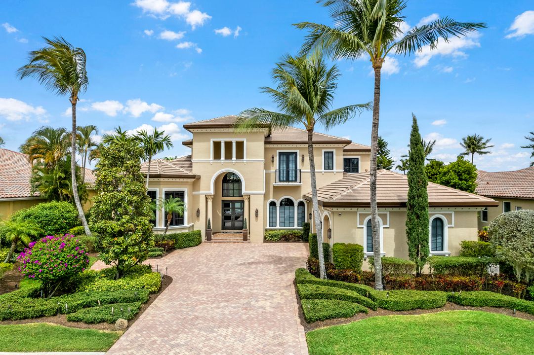 For Sale: $3,599,000 (5 beds, 6 baths, 5774 Square Feet)