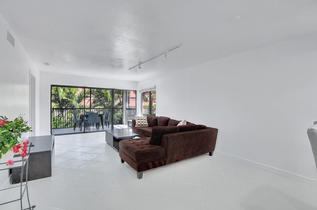 For Sale: $650,000 (2 beds, 2 baths, 920 Square Feet)