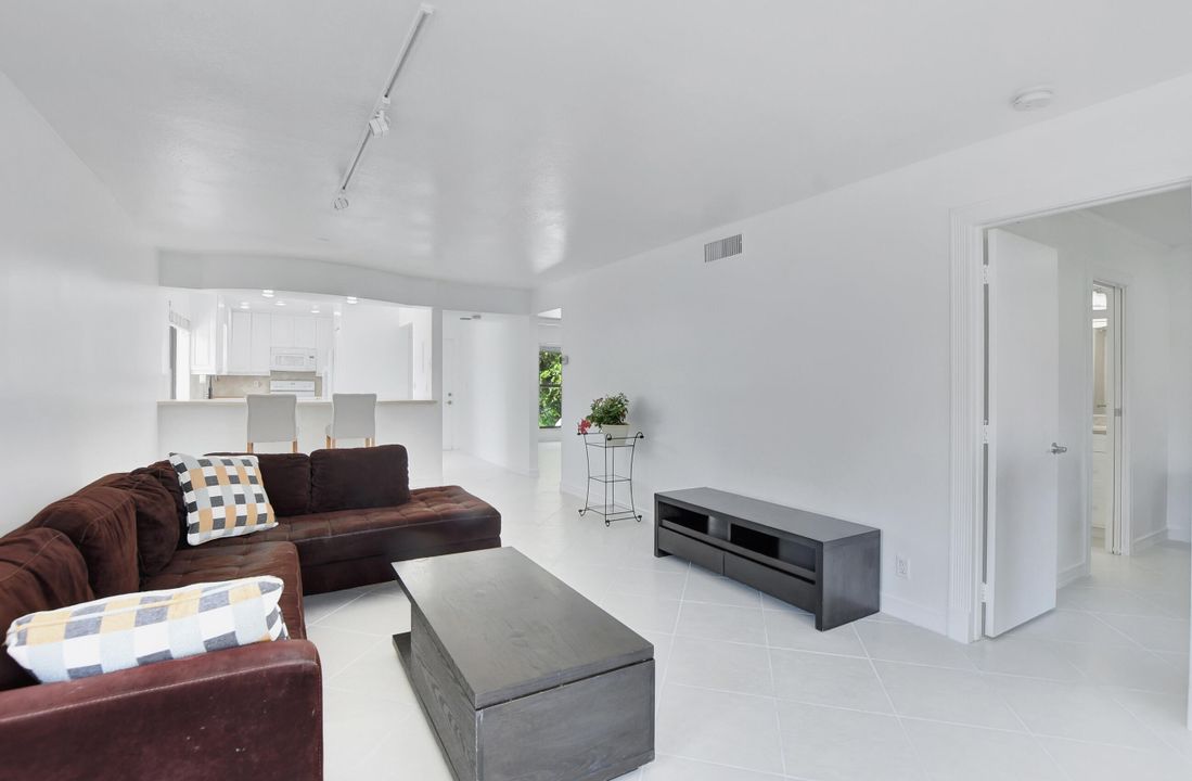 For Sale: $650,000 (2 beds, 2 baths, 920 Square Feet)