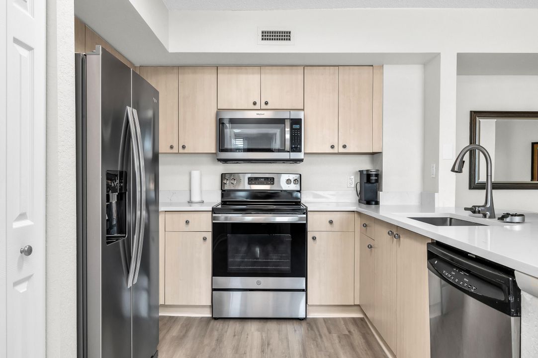For Sale: $450,000 (2 beds, 2 baths, 1071 Square Feet)