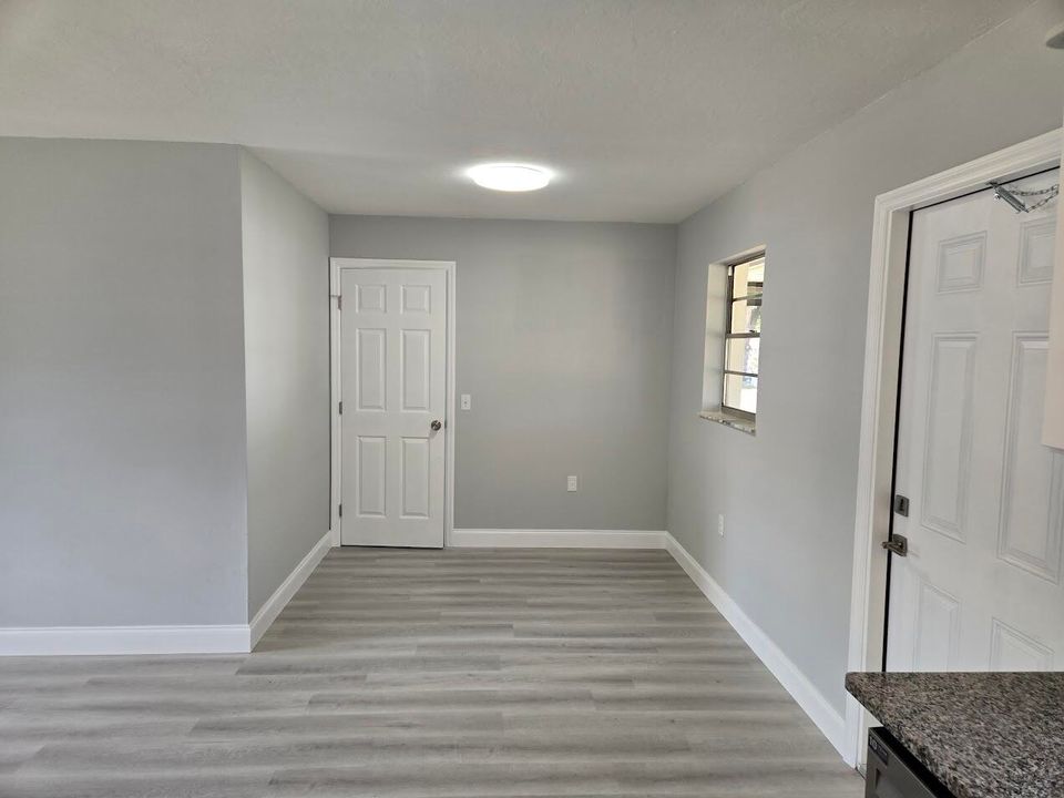 Active With Contract: $289,000 (3 beds, 1 baths, 1248 Square Feet)