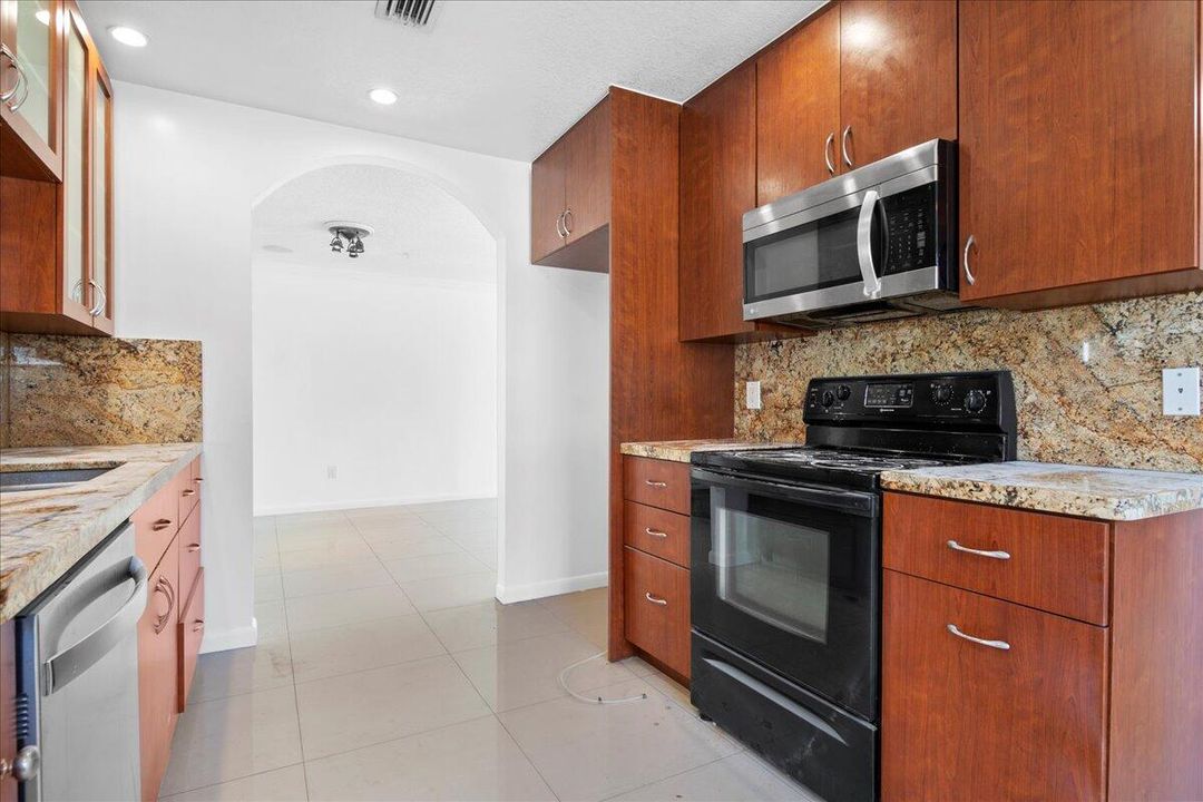 Activo con contrato: $489,900 (3 camas, 2 baños, 1757 Pies cuadrados)