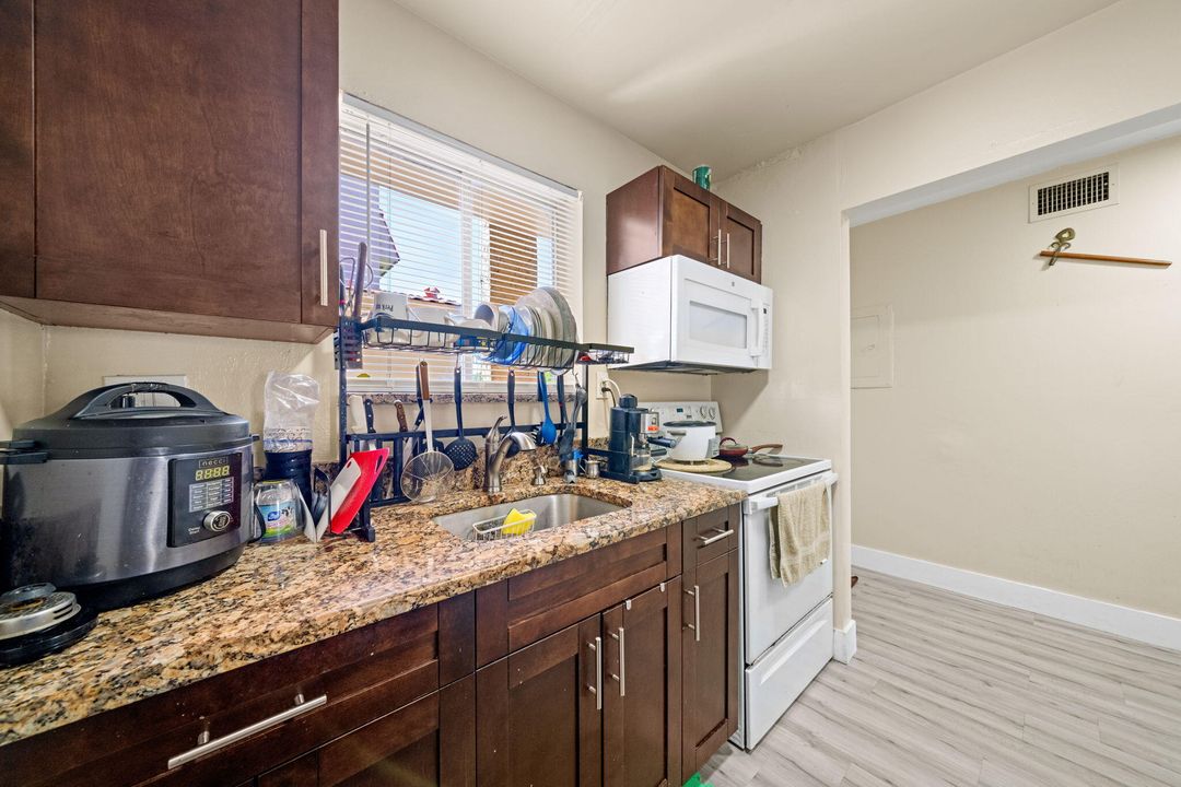 Active With Contract: $160,000 (2 beds, 1 baths, 728 Square Feet)