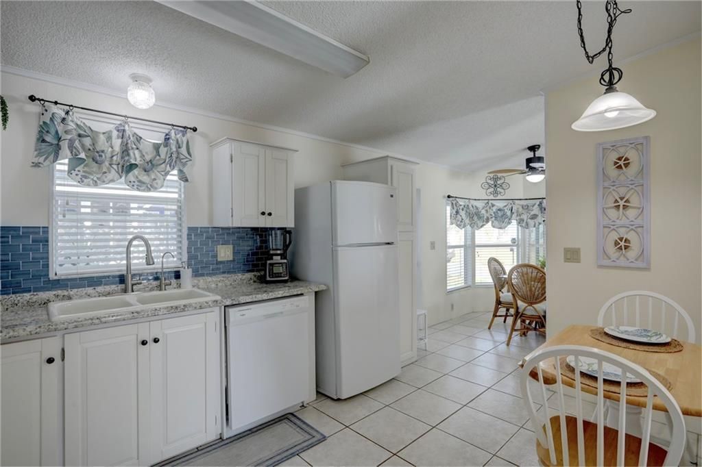 For Sale: $220,000 (2 beds, 2 baths, 1100 Square Feet)