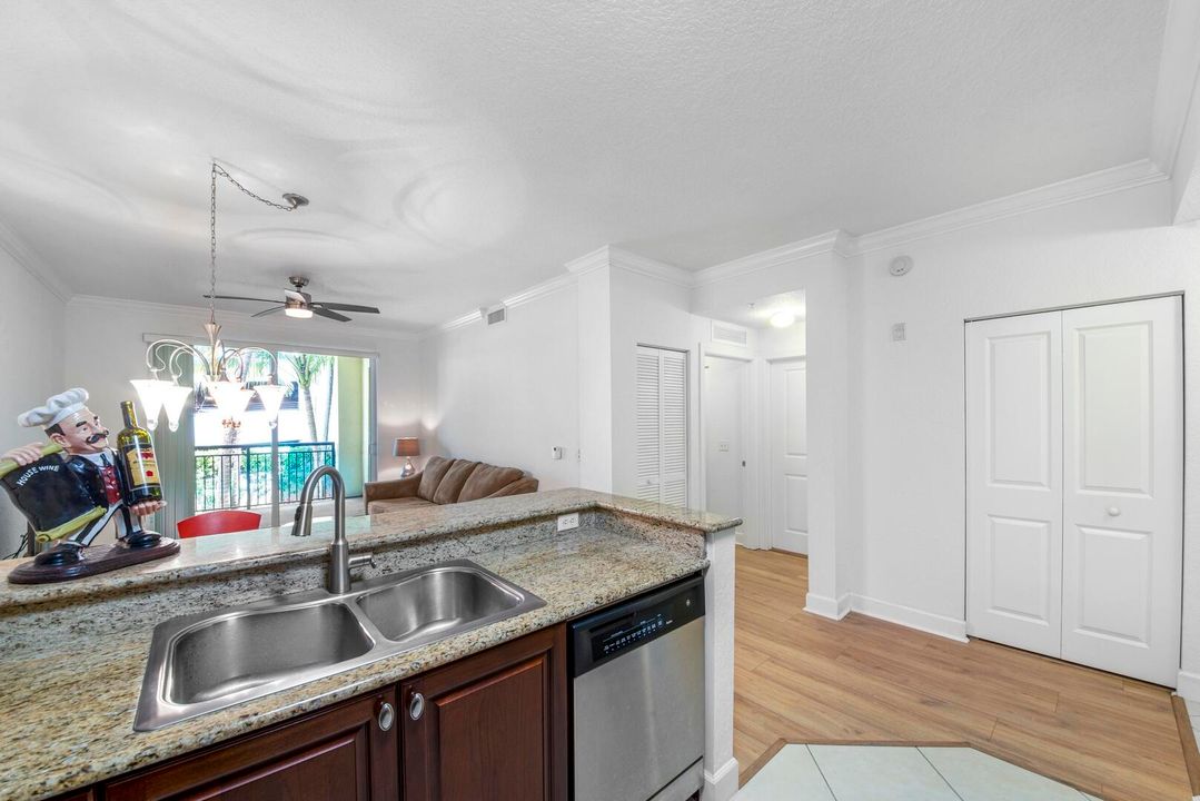 For Sale: $249,900 (1 beds, 1 baths, 744 Square Feet)